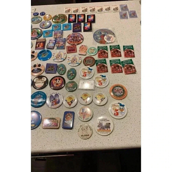 Huge lot of vintage disney button pins Bt - Picture 5 of 7